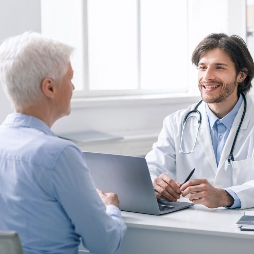 geriatra em bh - médico geriatra em frente a um idoso em uma consulta